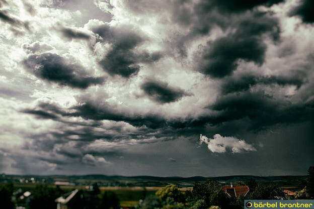 Bedrohlich dunkle Gewitterwolken ziehen auf