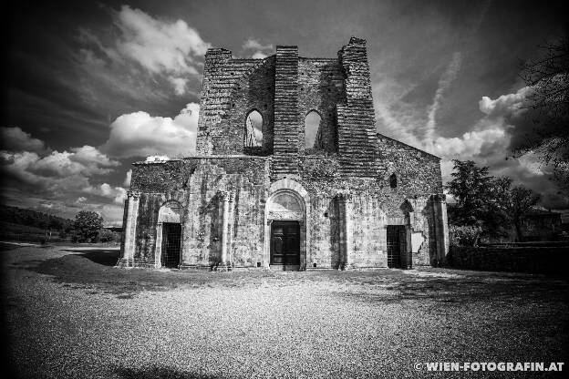 Portal der verfallenen Kathedrale von S. Galgano