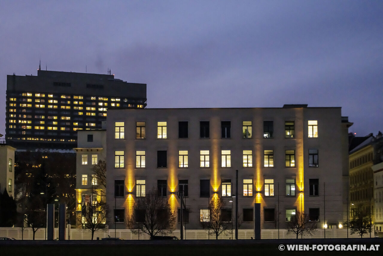 Blick zu Spitalgasse 23, dahinter ein Turm des AKH (Allgemeines