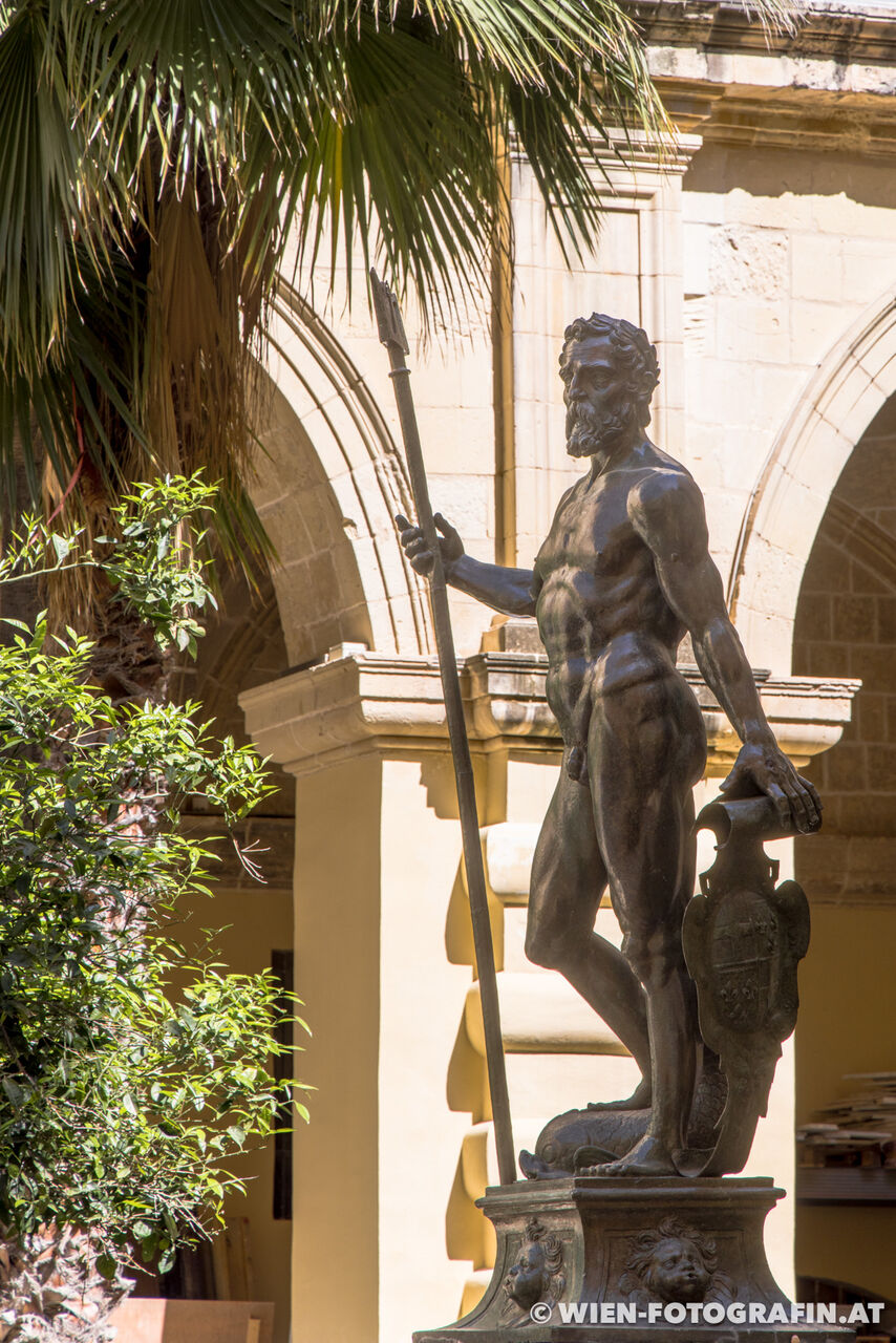 Statue des Neptun im Innenhof