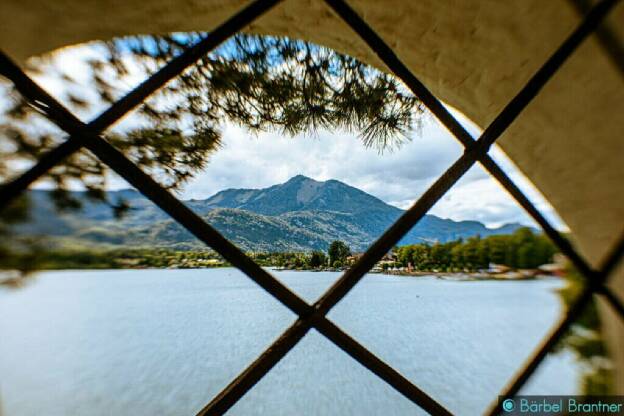 Blick vom Arkadengang vor der Kirche St. Wolfgang über den See