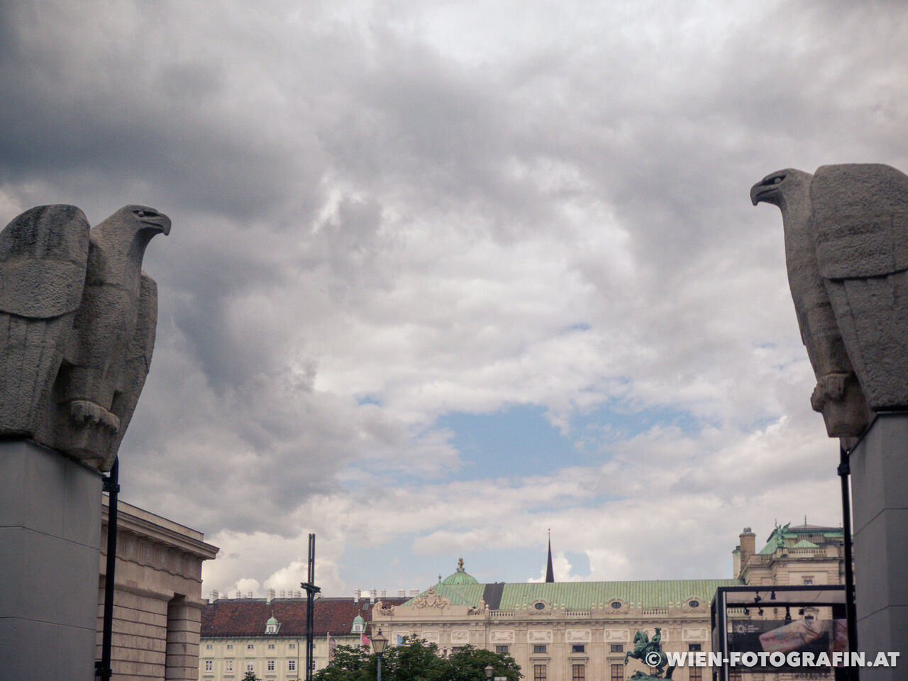 Zwei steinerne Adler am äußeren Burgtor