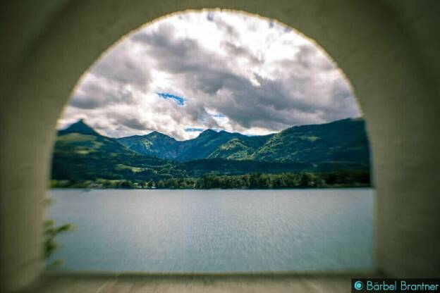 Blick vom Arkadengang vor der Kirche St. Wolfgang über den See