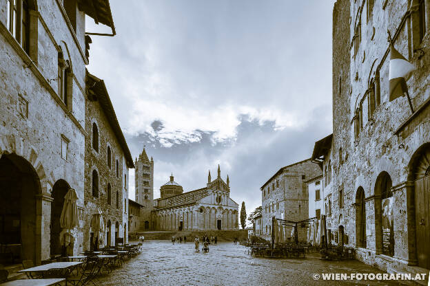 Piazza Garibaldi mit Kirche S. Cerbone