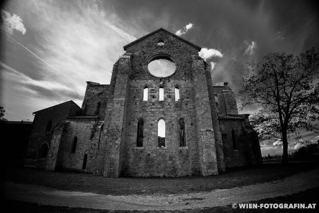 Rückseite der Kathedrale von S. Galgano