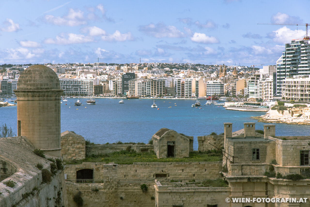 Starke Kontraste: Fort St. Elmo im Vordergrund, Neubauten in Sli