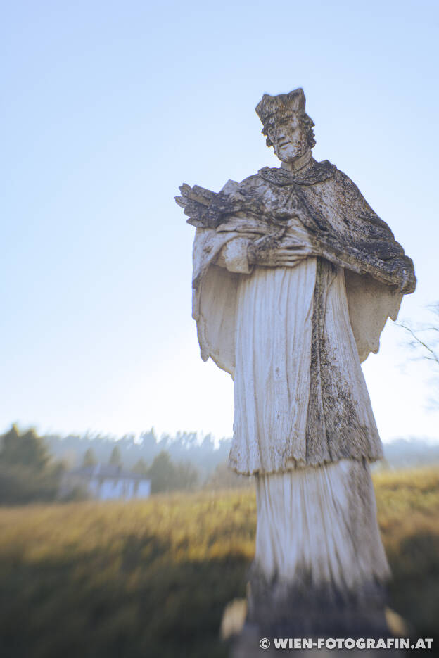 Heiligenfigur am Stufenweg zur Kirche Karnabrunn