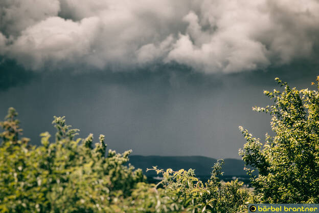 Hier scheint noch die Sonne, doch die Gewitterwolken sind schon nah.