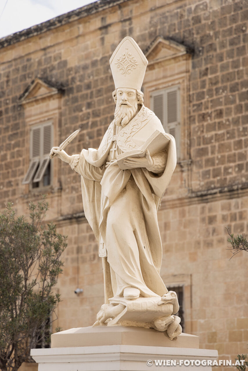 Heiligenfigur vor der Kirche von St Augustin
