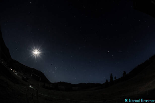 Der Mond hat Strahlen, weil sein Licht durch die Linsen im Objektiv gebrochen wird.