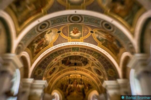 Innenraum der Stadtpfarrkiche St. Nikolaus durch das Lensbaby.