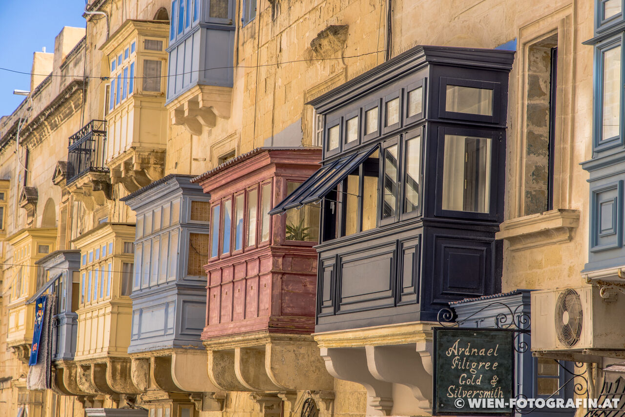 Typisches Haus mit geschlossenen Holzbalkonen