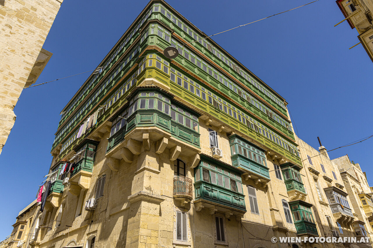 Dieses Haus hat sehr viele Balkone!