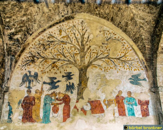 L’Albero della Fecondità („Baum der Fruchtbarkeit“), entstanden 1265. Es zeigt 25 Phalli als Baumfrüchte über sich teilweise streitenden, teilweise die Geschlechtsteile erntenden Frauen. (© Wikipedia)