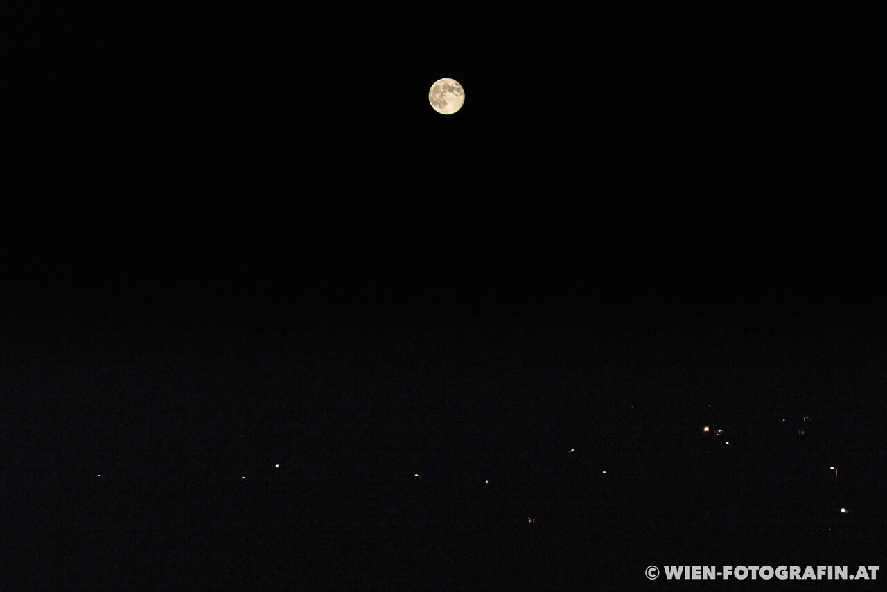Der Mond übrt meinem kleinen Dorf