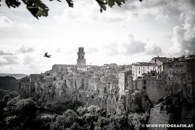 Ein letzter Blick zurück auf Pitigliano - mit einem der schwarz