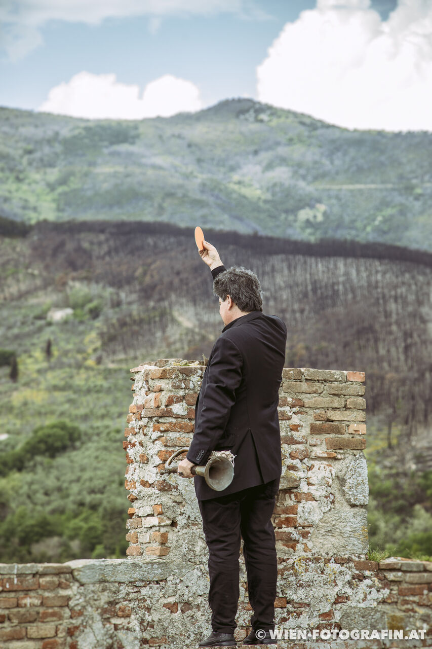 Unser Führer demonstriert, wie mithilfe eines Spiegels ...