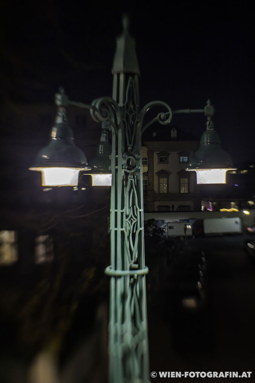 Schöner Straßenleuchter, dahinter sieht man einen Teil das Pal