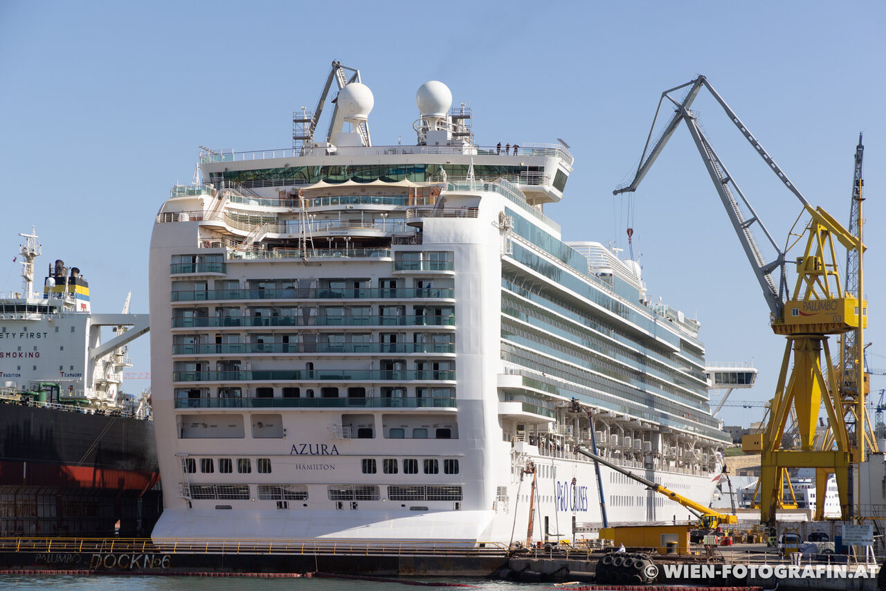 Kreuzfahrtschiff Azura auf Dock