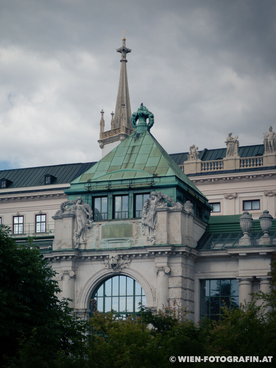 Mittelteil des Palmenhauses im Burggarten, dahinter die Spitze d