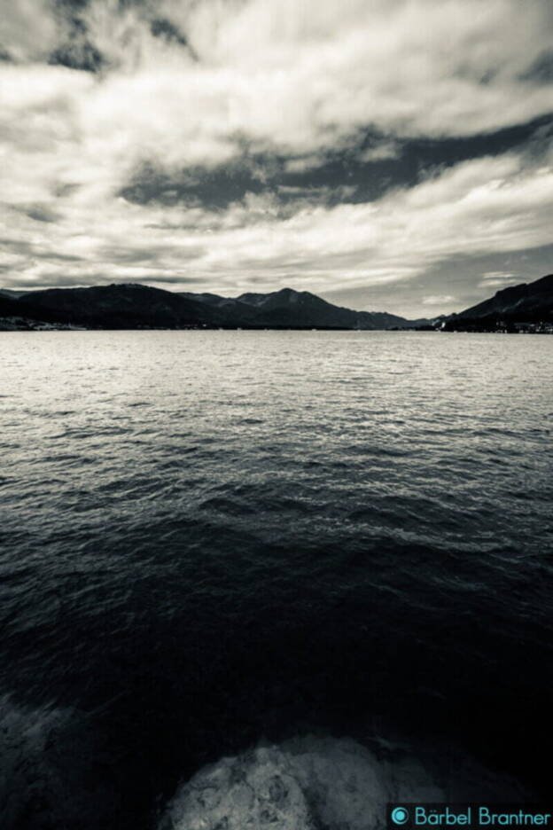 Bei schlechtem Wetter kann der See düster wirken.