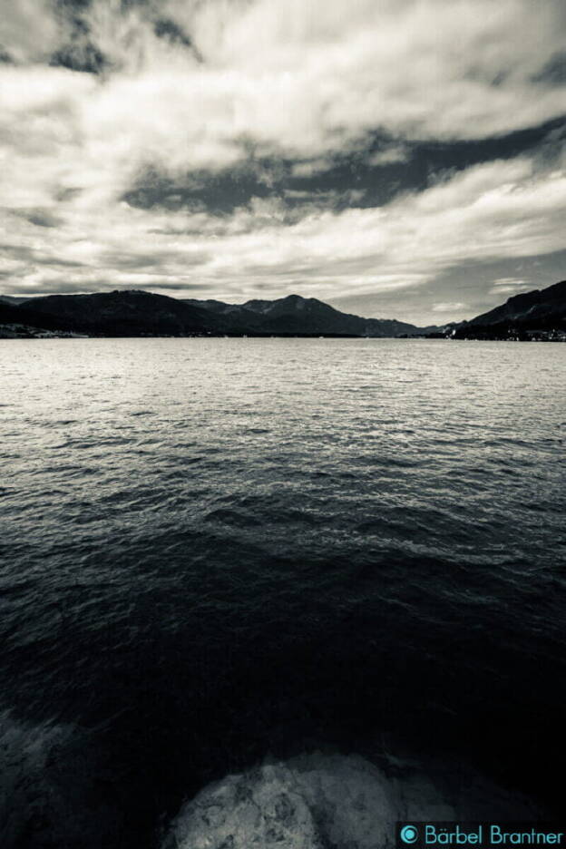 Bei schlechtem Wetter kann der See düster wirken.