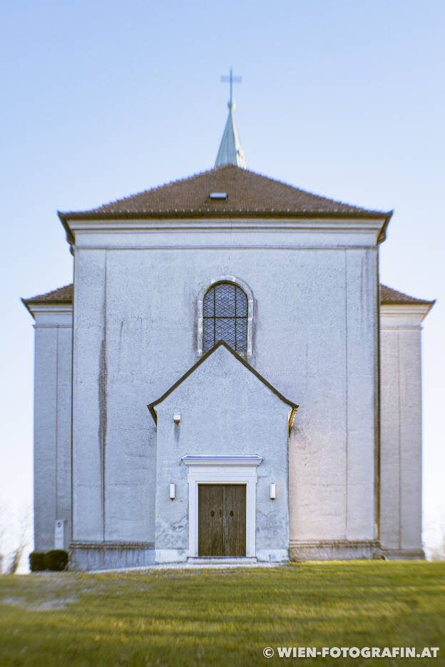 Eingang Kirche Karnabrunn