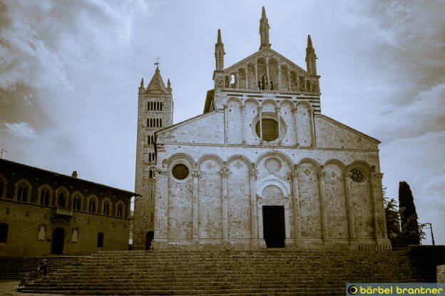 Die Frontseite der Kathedrale San Cerbone