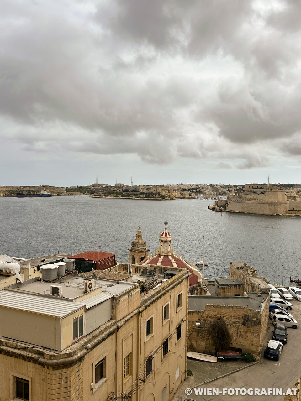 Srhöne rote Kuppel der Franziskuskirche