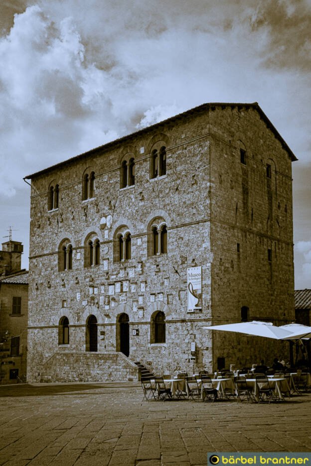 Palazzo del Podestà (13. Jahrhundert, heute Archäologisches Museum)