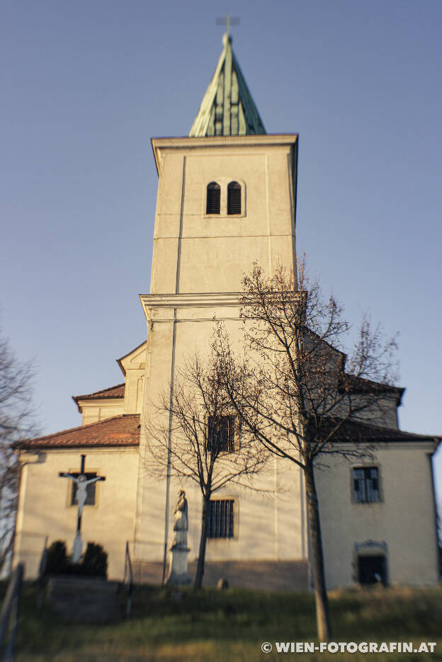 Kirche Karnabrunn in der milden Spätnachmittag-Sonne