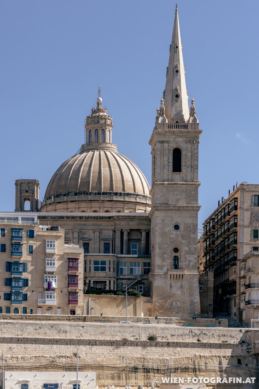 Basilika Unserer Lieben Frau vom Berge Karmel (li) und St. Paul