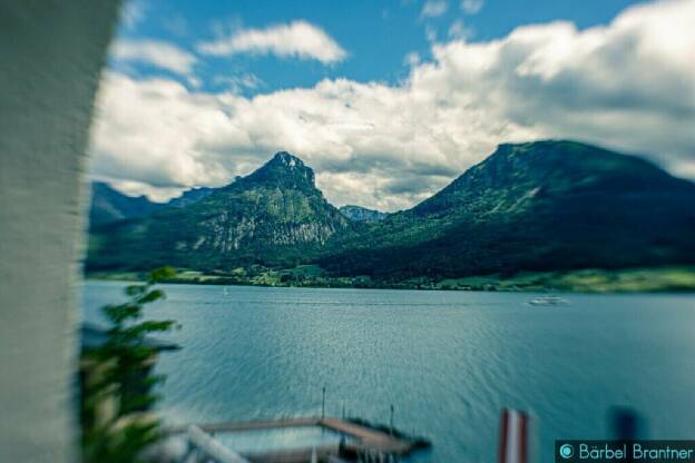 Blick vom Arkadengang vor der Kirche St. Wolfgang über den See