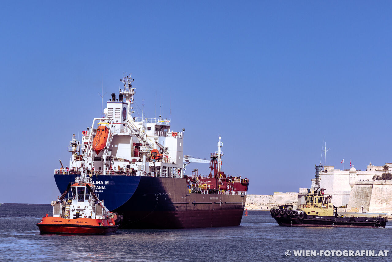 Die Schlepper Wenzina und Pawlina begleiten den Tanker Salina M
