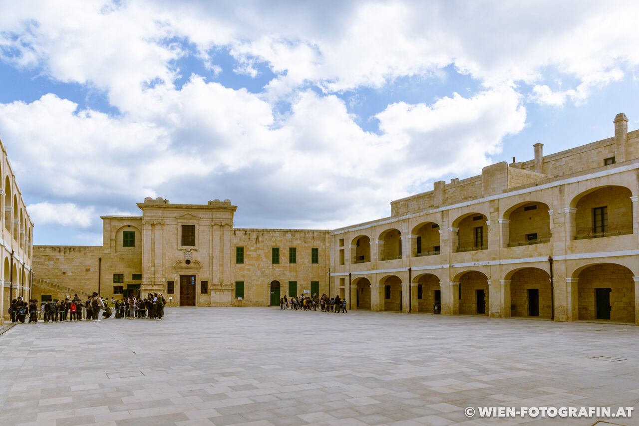 Schulkinder in Trainingsanzügen besuchen mit ihren Lehrerinnen