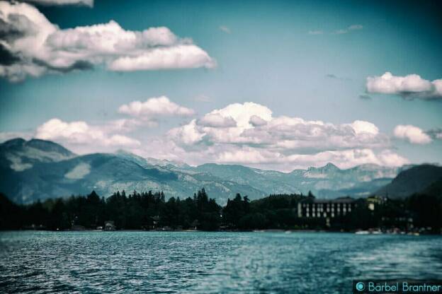 Das Wasser hinter dem Schiff, dunkler Wald und die Berge