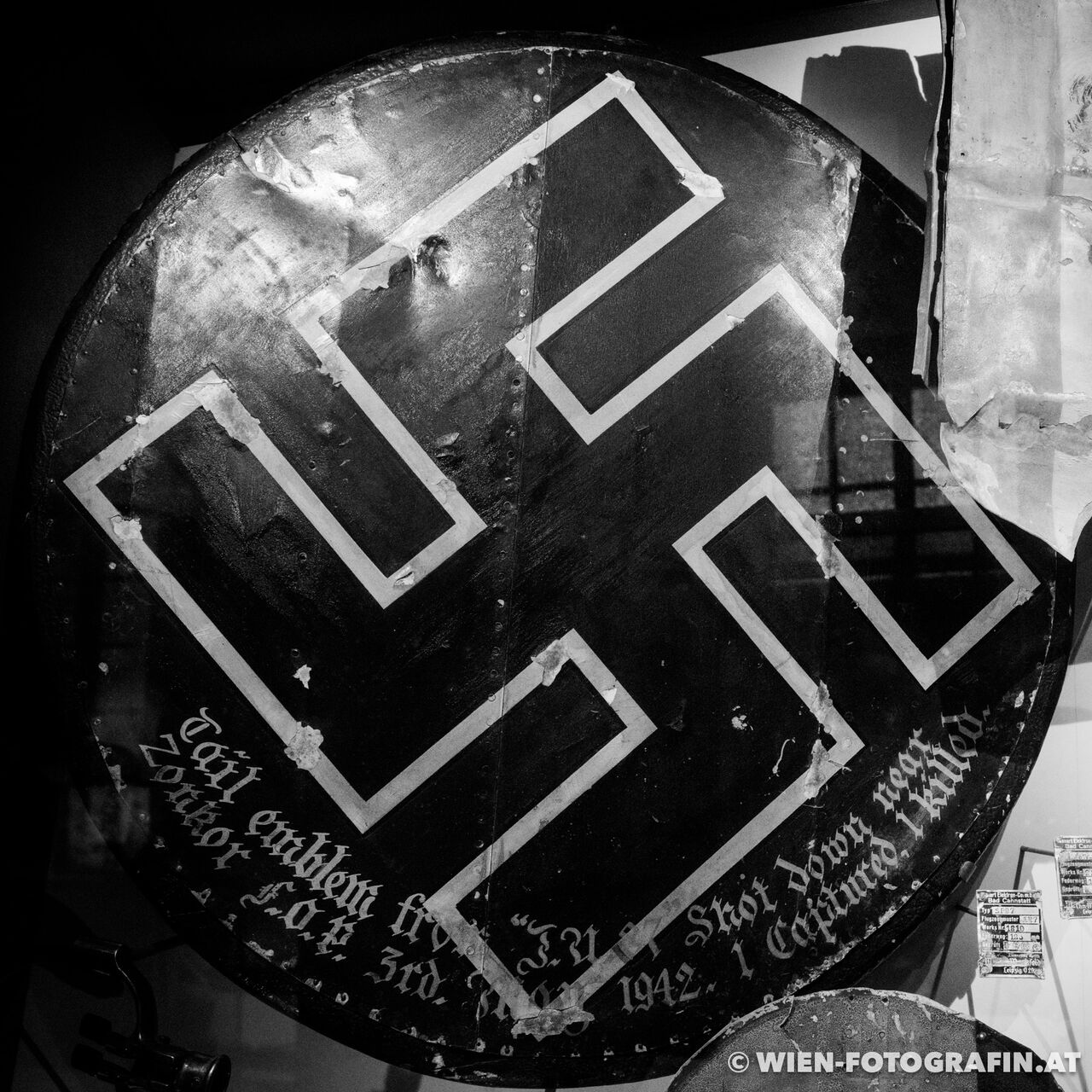 Hakenkreuz von einem abgeschossenen Flugzeug