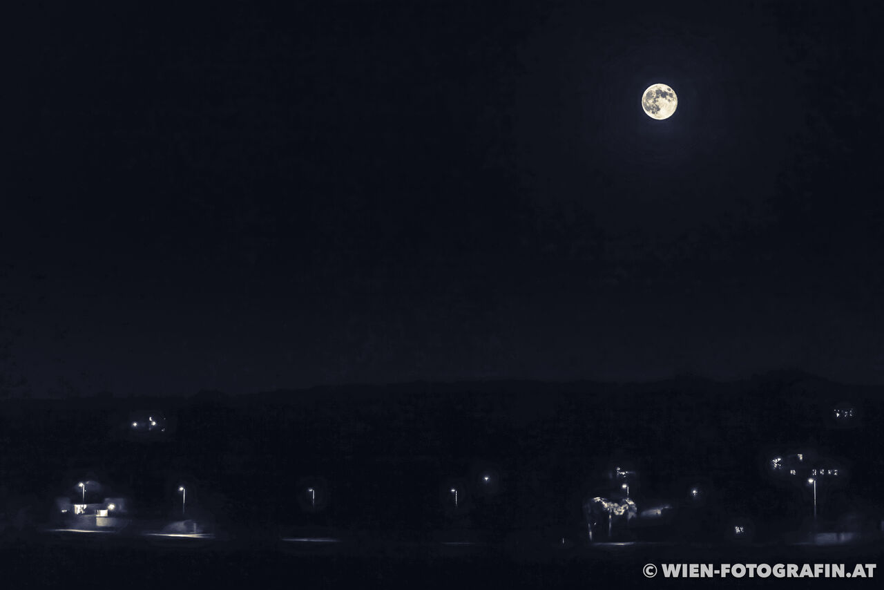 Der Mond, aufgenommen mit einer längeren Benichtungszeit