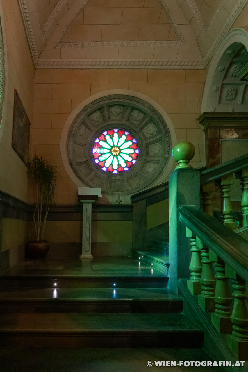 Im Eingangsbereich befindet sich eine Krippe in einer nachgeahmt