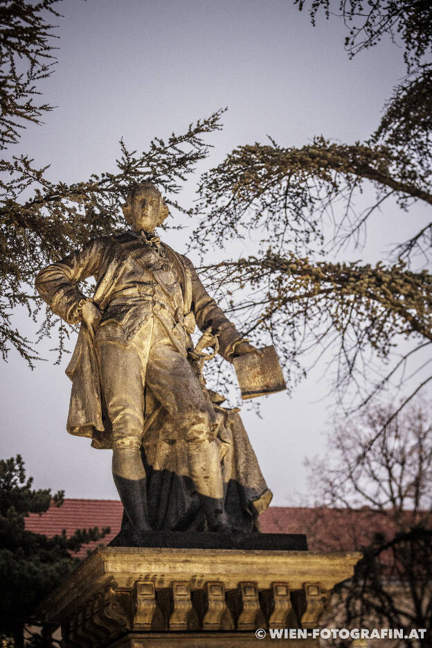 Statue Kaiser Josef II. im Alten AKH