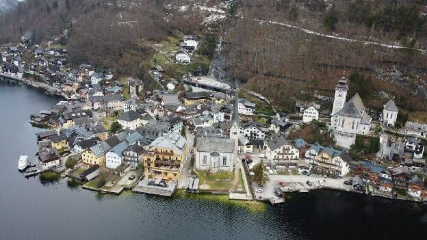 Hallstatt (Luftbild von Nord-Osten; 2021) Von TheTokl - Eigenes Werk, CC BY-SA 4.0, https://commons.wikimedia.org/w/index.php?curid=99761505