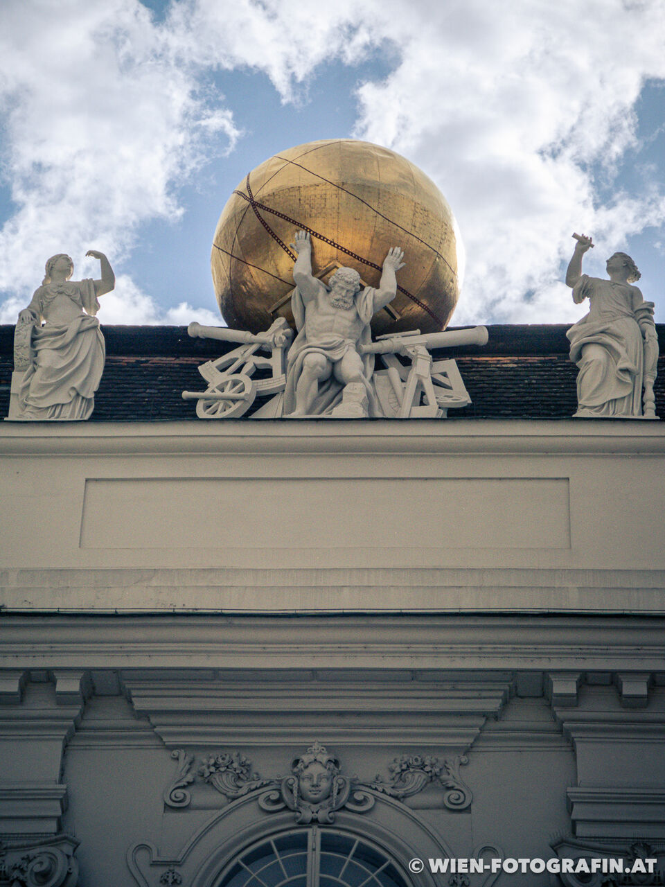 Atlasfigur mit goldenem Globus